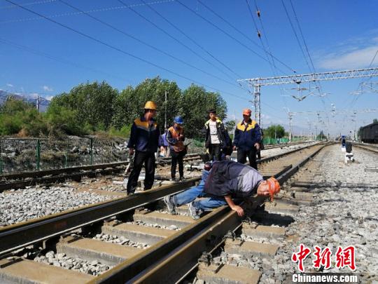 水害致蘭新線多處塌陷中鐵蘭州局近百客貨列車晚點