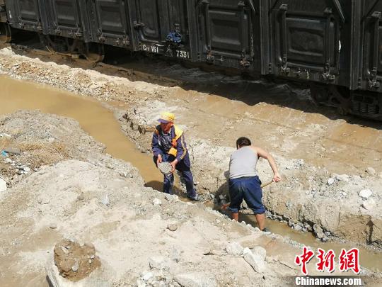 圖為中國鐵路蘭州局集團有限公司嘉峪關工務段職工整治水害。　杞民 攝