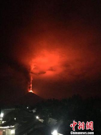 該火山持續噴發出熔巖和火山灰。印尼抗災署供圖