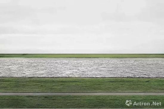 ▲Andreas Gursky《萊茵河II》