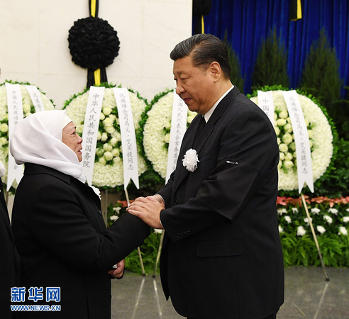 10月18日，司馬義·艾買提同志遺體送別在北京八寶山革命公墓舉行。習近平、栗戰書、汪洋、王滬寧、趙樂際、韓正、王岐山、胡錦濤等前往八寶山送別。這是習近平與司馬義·艾買提親屬握手，表示深切慰問。