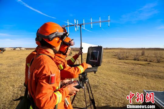 圖為呼倫貝爾市森林消防支隊跨國境滅火救援隊伍利用無人機勘察火場環境。呼倫貝爾市森林消防支隊供圖