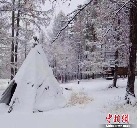 圖為雪中撮羅子。　張瑋 攝