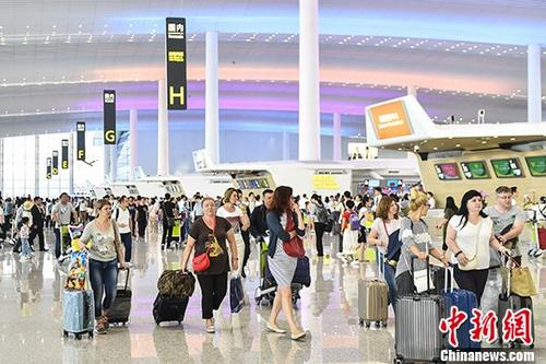 旅客在廣州白云機場T2航站樓。 <a target='_blank' href='http://www.chinanews.com/'>中新社</a>記者 陳驥旻 攝