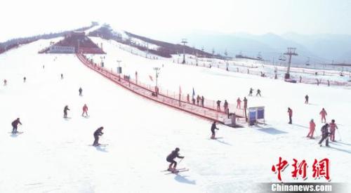 資料圖：滑雪愛好者在滑雪。　史有東 攝