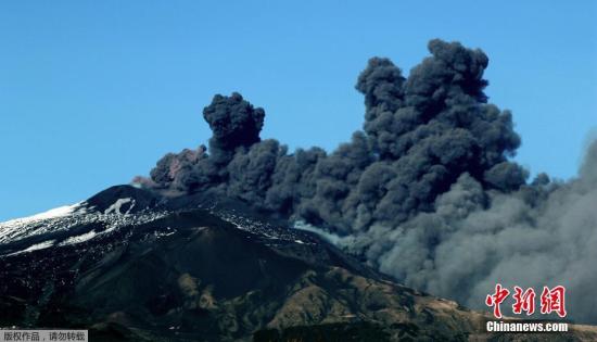 當(dāng)?shù)貢r(shí)間2018年12月24日，意大利卡塔尼亞，世界最活躍的火山之一埃特納火山于當(dāng)日再度噴發(fā)，大量火山灰被噴向天空，當(dāng)?shù)貦C(jī)場(chǎng)被關(guān)閉。