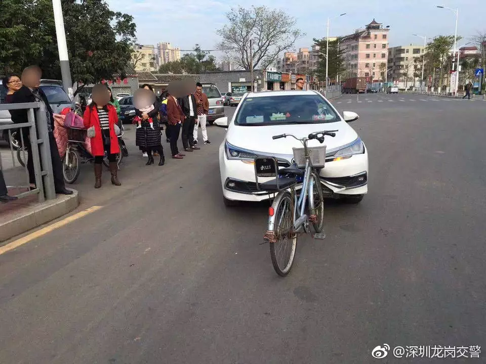 網友炸鍋!自行車撞扁轎車被瘋狂轉發 交警:略尷尬