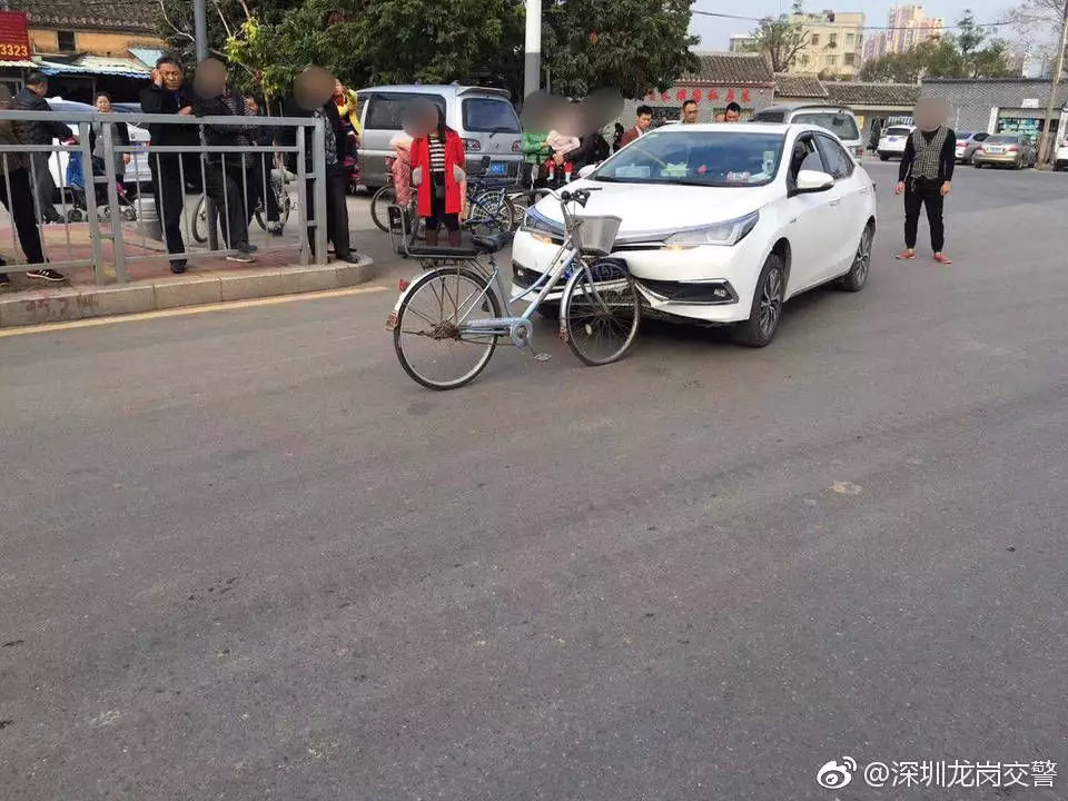 網友炸鍋!自行車撞扁轎車被瘋狂轉發 交警:略尷尬