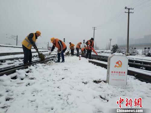 南京東車輛段貨車檢車員風雪里按標作業，堅守崗位保障運輸安全。（劉寅 攝）