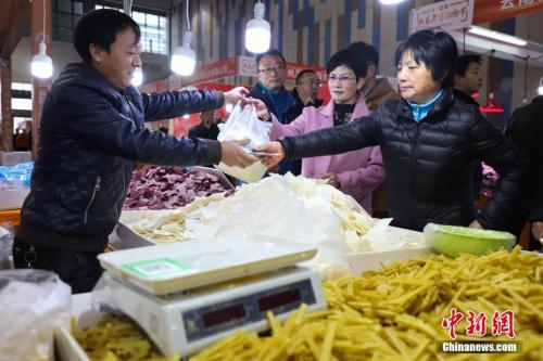 資料圖：臨近春節，在2019貴陽新春年貨購物節上前來選購年貨的民眾絡繹不絕。 <a target='_blank' href='http://www.chinanews.com/'>中新社</a>記者 瞿宏倫 攝