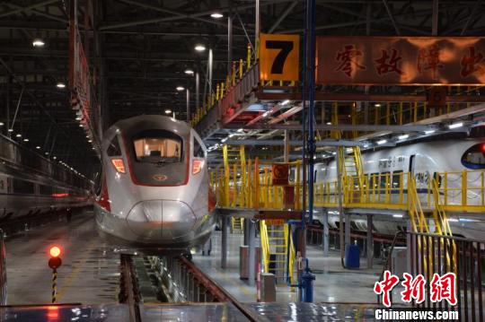 00：39，動車組機械師在檢查車頭開閉機構 韋加恒 攝