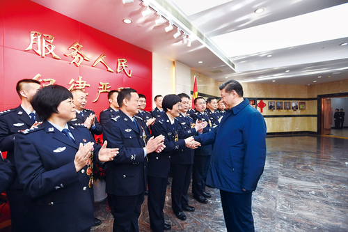 2019年2月1日，中共中央總書記、國家主席、中央軍委主席習近平在北京看望慰問基層干部群眾，考察北京冬奧會、冬殘奧會籌辦工作。這是1日上午，習近平在北京市公安局，同公安英模和干警代表一一握手，向全國廣大公安干警致以新春祝福。 新華社記者 謝環馳 攝