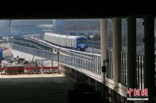 資料圖為地鐵13號線列車從京張高鐵清河站經過。<a target='_blank' href='http://www.chinanews.com/'>中新社</a>記者 賈天勇 攝