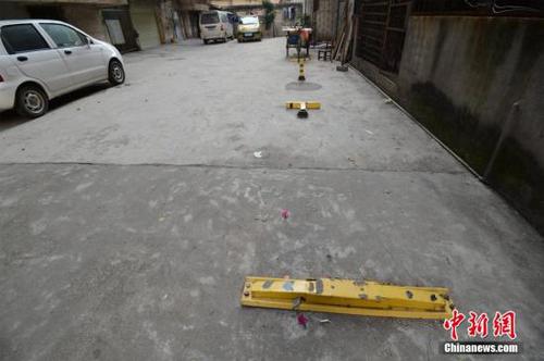 資料圖：某小區通道上演搶占停車位大戰。<a target='_blank' href='http://www.chinanews.com/'>中新社</a>發 胡楊 攝 圖片來源：CNSPHOTO