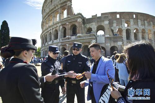 這是2016年5月2日，在意大利羅馬斗獸場外，中方警員在核查一個中國旅游團的證件。當日，首次中意警務聯(lián)合巡邏在意大利羅馬啟動。新華社記者金宇攝