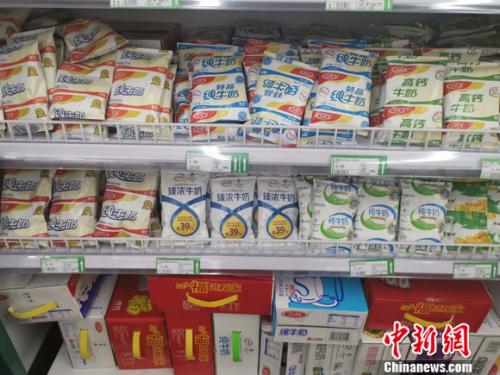 圖為超市里的乳品區(qū)。 謝藝觀 攝