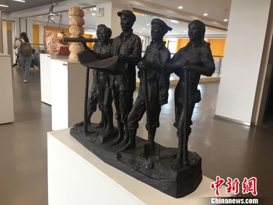 圖為現場展示的雕塑及裝置作品 陳靜 攝