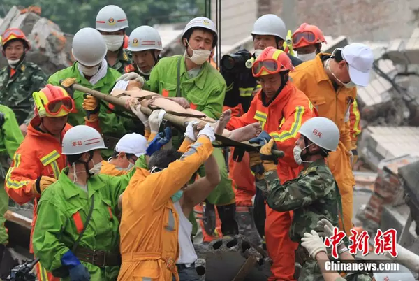 2008年5月17日，救援隊將在廢墟中存活了124個小時的蔣雨航成功救出。中新社記者 盛佳鵬 攝