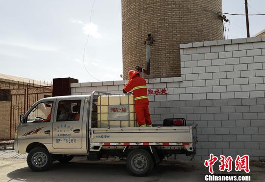 圖為酒泉市肅州區西溝村利用水塔改建“土”消火栓，有效解決農村發生火災時消防車取水困難實際問題。　劉玉桃 攝