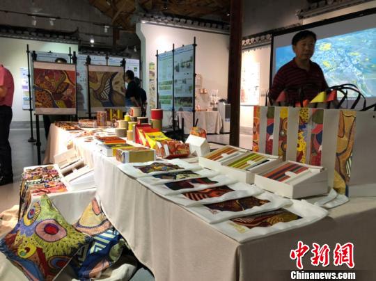 展覽上的文創產品展示。供圖