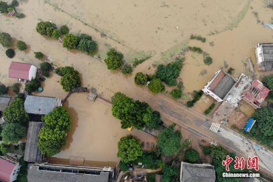 7月11日，湖南衡東縣多個鄉村與一些道路仍然浸泡在洪水中。連日來，衡東縣出現了持續強降雨天氣，造成該縣17個鄉鎮、233個村、22個社區普遍受災。衡東縣防汛抗旱指揮部啟動防汛Ⅰ級響應急響應。10日，衡東縣霞流鎮洣河村洣水河堤發生兩處漫堤決口，決口寬度分別約為50米和30米，霞流鎮第一時間組織附近村民轉移。圖為衡山縣通往衡東縣的東健大道被洪水阻斷。楊華峰 攝