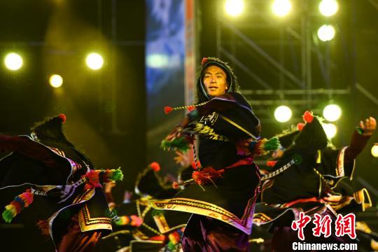 圖為開幕式現(xiàn)場西藏原生態(tài)舞蹈表演《歡樂的牧人》。　何蓬磊 攝