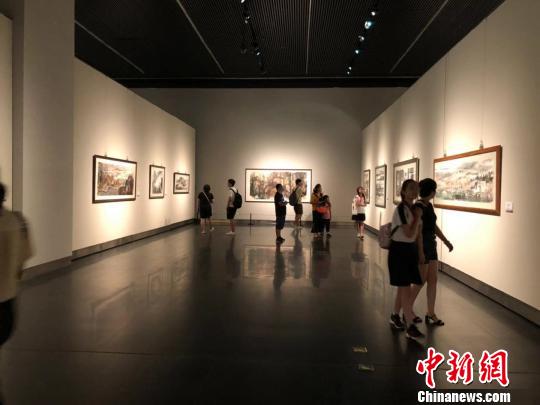 18日，“云月八千里——江明賢墨彩巡回展”在位于南京的江蘇省美術館新館開展。　朱曉穎 攝