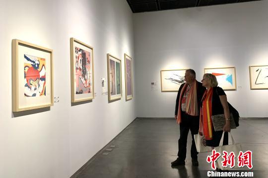 德國觀眾現(xiàn)場參展。　李佩珊 攝