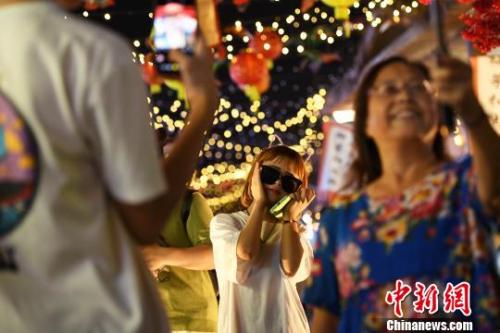 資料圖：重慶中秋夜市開街生意火爆。陳超 攝