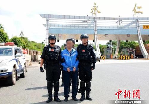 圖為潛逃十三年的李某某被永仁警方押解回云南。永仁警方供圖