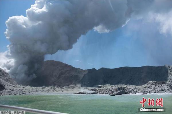 當地時間12月9日，新西蘭豐盛灣懷特島火山爆發，火山灰直沖云霄。