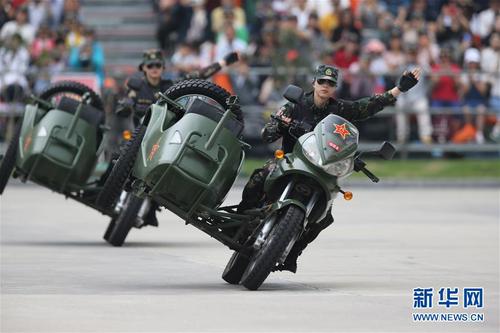 駐澳門部隊舉行軍營開放活動，女兵進行摩托車駕駛演示（2019年5月2日攝）。新華社發（葉華敏 攝）