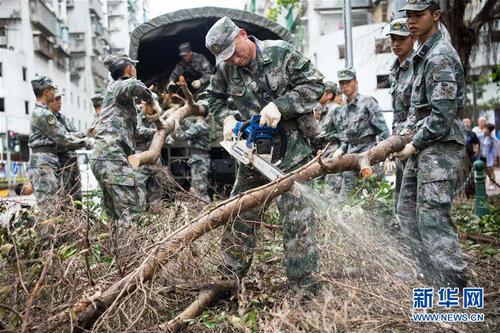 駐澳門部隊官兵幫助抗擊“天鴿”臺風災害，清理被風吹倒的樹木（2017年8月27日攝）。 新華社發（葉華敏 攝）