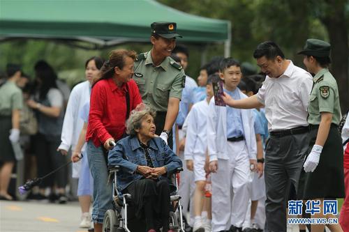 軍營開放活動中，駐澳門部隊官兵熱心幫助老幼（2019年5月2日攝）。 新華社發（葉華敏 攝）