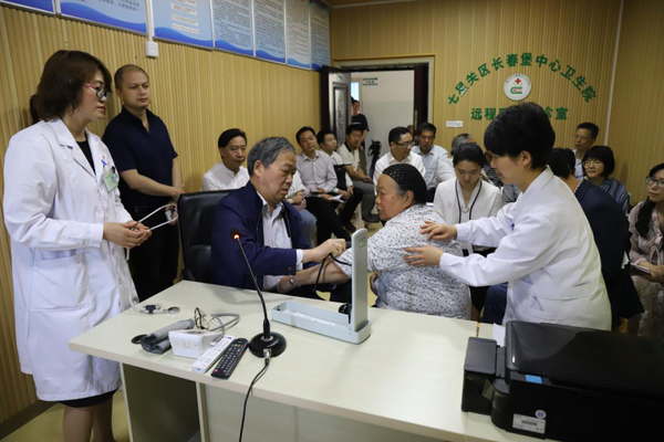 4 民盟省委協調貴州醫科大學專家赴畢節市長春堡鎮開展遠程問診和及案例指導教學。