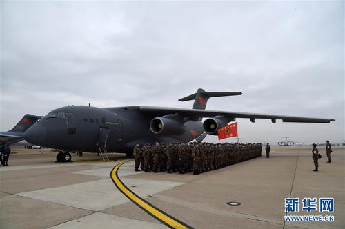 　2月13日，一批增援武漢的軍隊醫護人員乘坐國產運-20運輸機抵達武漢天河機場。新華社記者 黎云 攝