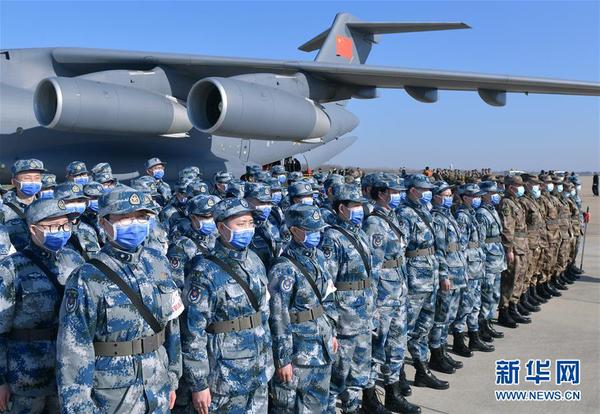 3 2月17日，載有軍隊支援湖北醫療隊的運輸機降落武漢。這是剛下飛機的醫療隊員在停機坪上列隊集結。 新華社記者 李賀 攝