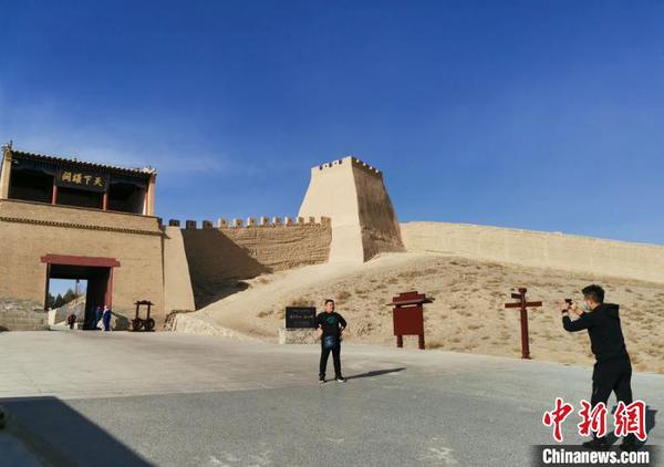 “天下雄關”甘肅嘉峪關關城迎客：間隔入園“打卡”絲路游