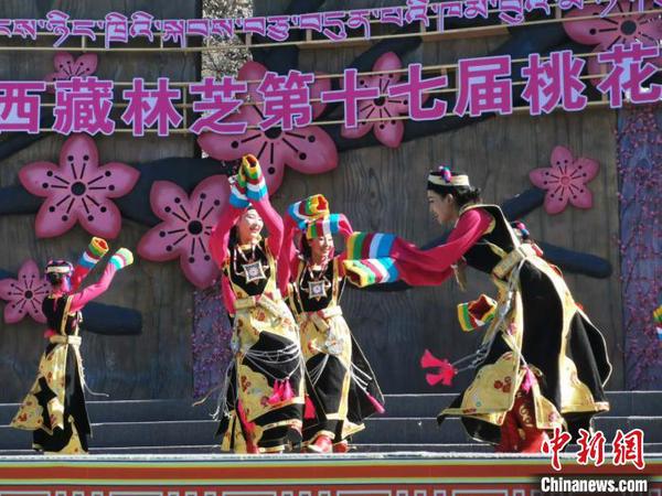 圖為林芝桃花節開幕場景，2019年3月29日，林芝第十七屆桃花旅游文化節在巴宜區開幕(資料圖)。　張偉 攝