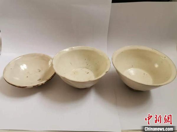 2號墓出土的3件瓷碗器型規(guī)整，做工精美，其中2件瓷碗有墨術(shù)底款，款銘為“李福”。　張鵬翔 攝