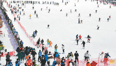 　　滑雪愛好者在杭州臨安大明山萬松嶺滑雪場滑雪。