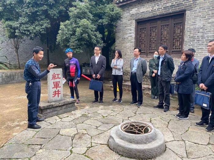 （游客在紅軍井前傾聽紅八軍在龍州浴血奮戰的歷史。 龍州縣文旅局供圖）