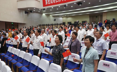 廣西壯族自治區政協主席、黨組書記孫大偉，全國政協文化文史和學習委員會副主任陳際瓦，全國人大常委會委員、民族委員會副主任委員李康；自治區領導曾萬明、楊靜華、李彬、陳剛、劉正東、嚴朝君、錢學明、黃洲、何辛幸到場觀演，與大家合唱《歌唱祖國》。