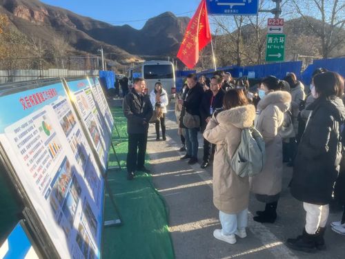 北京市房山區(qū)發(fā)展和改革委員會副主任何銘華向記者介紹房山區(qū)災(zāi)后重建工作情況。（人民政協(xié)網(wǎng)供圖）