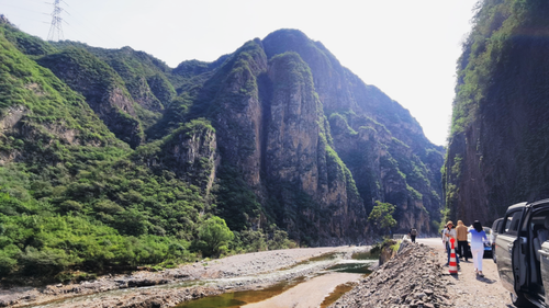 圖為9月1日，九三學(xué)社社員企業(yè)中建文旅吳宜夏大師團(tuán)隊赴109國道沿線及永定河周邊受災(zāi)現(xiàn)場調(diào)研。