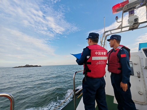 2024年6月7日，山東煙臺海警局長島工作站執(zhí)法員位轄區(qū)海域巡查海島（盧煜萱 攝）