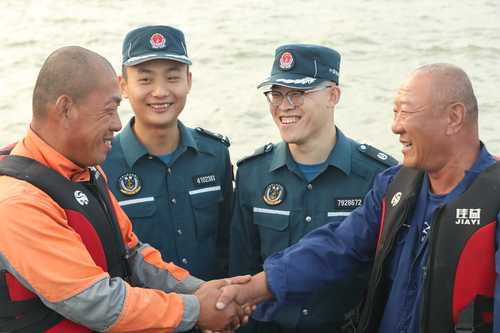 2024年9月14日，山東煙臺海警局長島工作站執(zhí)法員成功調(diào)解一起群眾糾紛，矛盾雙方握手言和（江壯志 攝）