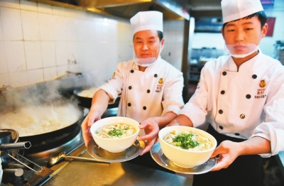 資料圖：廚師烹制的美味葫蘆頭泡饃。來源：西安晚報